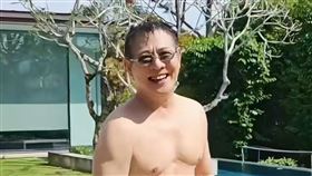 李連杰曾脫衣澄清沒有手術痕跡。（圖／翻攝自微博）