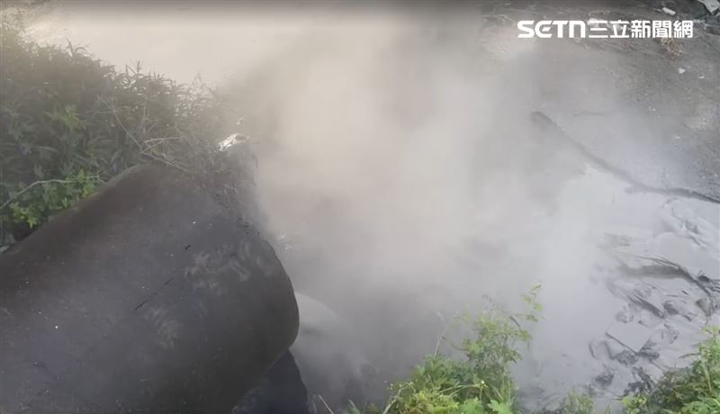泥火山噴發後，大夥趕緊將泥漿引流到大排水溝。（圖／翻攝畫面）