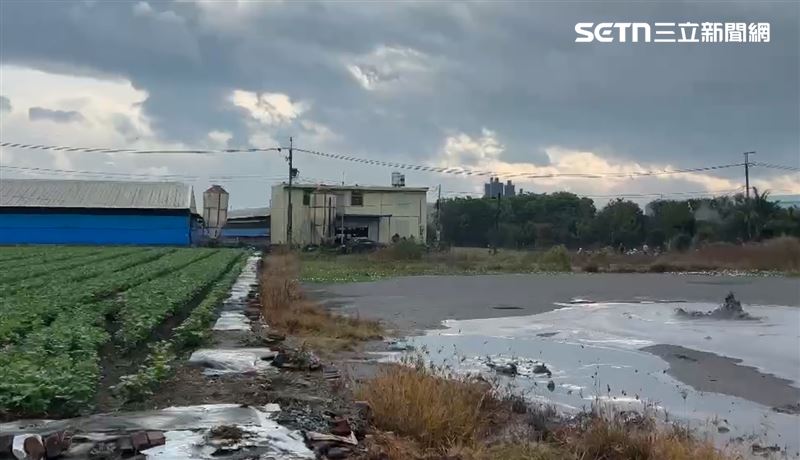 農作物與泥火山一線之隔，農民一顆心懸在那裡。（圖／翻攝畫面）