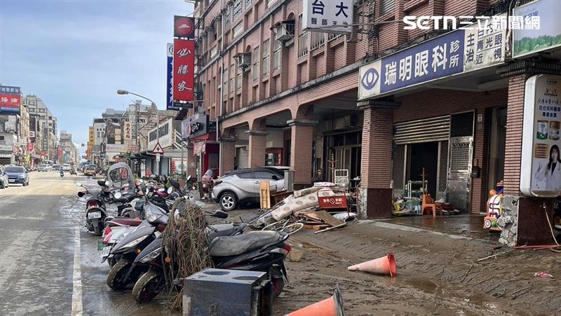 蘇澳一夜過後太陽出來、水退了，市區道路滿地泥濘。（圖／民眾提供）