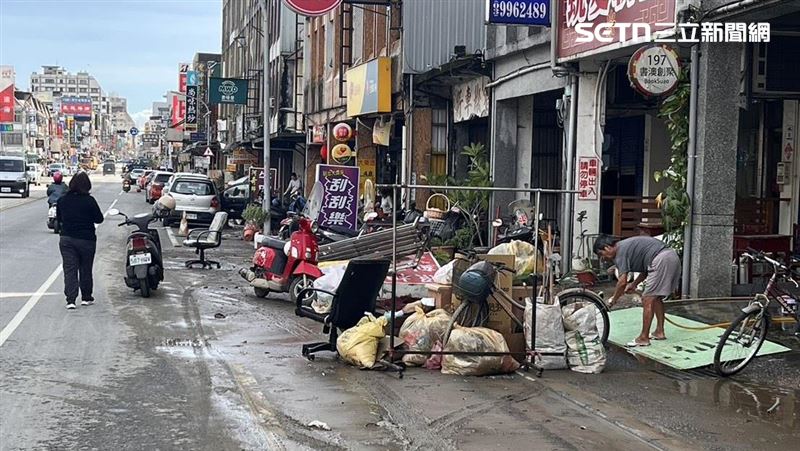 蘇澳滿地泥濘，路旁全是泡過水的家具、廢棄物，民眾忙著清理家園。（圖／民眾提供）