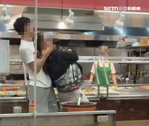 店內用餐的熱心客人協助制止楊男，慘遭楊男拿餐盤敲頭。（圖／網友a＿boaa授權提供）