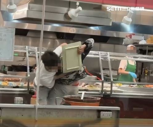 店內用餐的熱心客人協助制止楊男，慘遭楊男拿餐盤敲頭。（圖／網友a＿boaa授權提供）