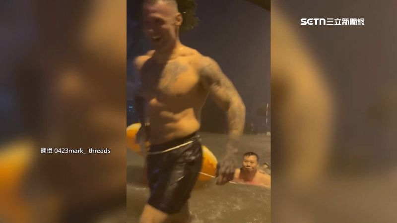 宜蘭街道一群年輕人上半身打赤膊拿著游泳圈出門。（圖／翻攝自Threads @0423markˍ）