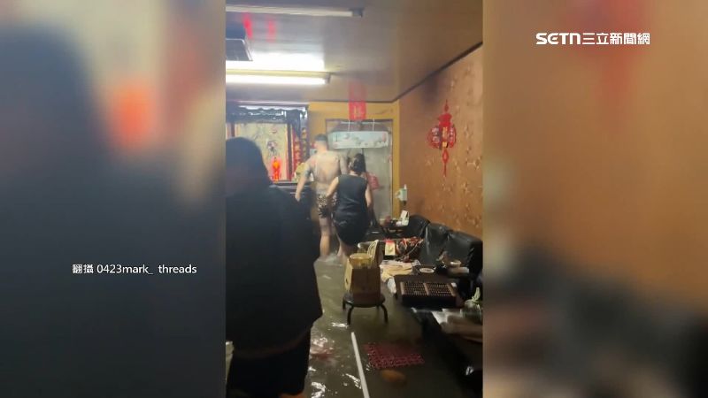 壯漢們協助腿腳不方便的阿嬤脫困。（圖／翻攝自Threads @0423markˍ）