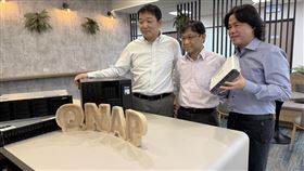 威聯通董事長張明智(左)、總經理劉文義(中)、研發長陳貽浚(右)。（圖／威聯通）