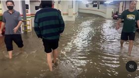 煙波大飯店地下停車場被豪雨淹沒。（圖／翻攝自Threads @rabbitbee99）