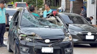 宜蘭淹水國軍救災！裝甲車輾過車輛變廢鐵