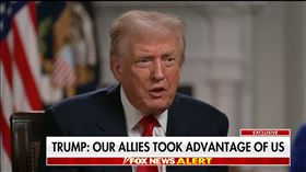 川普被問到日相高市遭中國大使威脅斬首時，並未多做評論，反而批盟友比中國愛佔美國便宜。（圖／翻攝自福斯新聞網）