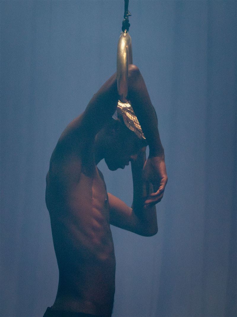 2025 NTT遇見巨人—羅密歐．卡士鐵路奇《貝芮妮絲》導演卡士鐵路奇僅保留貝芮妮絲的台詞，將其他角色模糊化，突顯她無法透過語言溝通的孤寂感。（圖／臺中市政府提供）