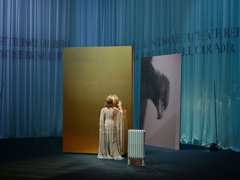 2025 NTT遇見巨人—羅密歐．卡士鐵路奇《貝芮妮絲》導演卡士鐵路奇在舞台上運用現代家電，呈現多重意象與符碼。（圖／臺中市政府提供）