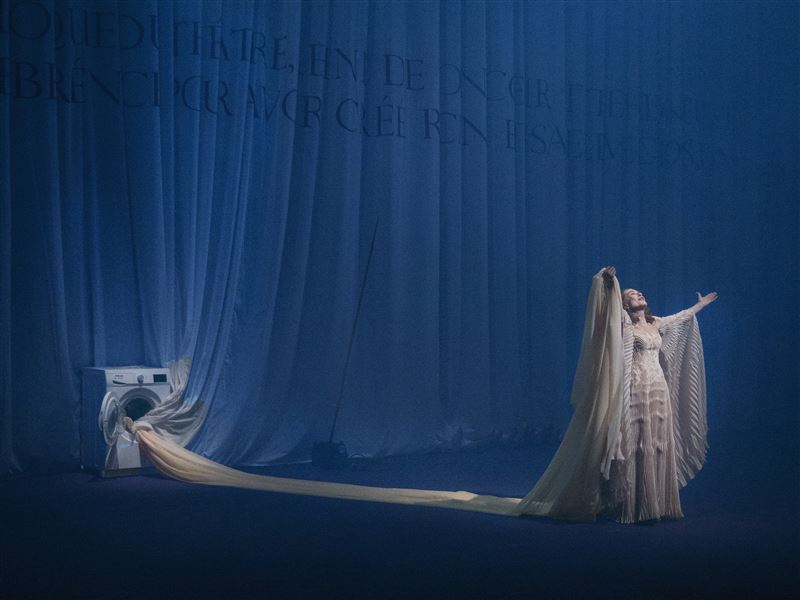 2025 NTT遇見巨人—羅密歐．卡士鐵路奇《貝芮妮絲》法國影后伊莎貝．雨蓓在《貝芮妮絲》中飾演一位愛得深、卻被命運逼入孤獨的女王。（圖／臺中市政府提供）