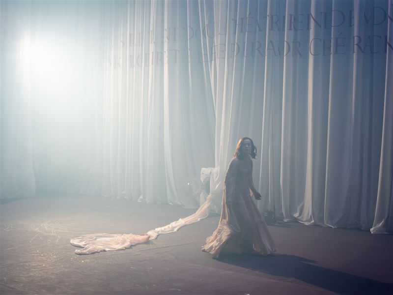 2025 NTT遇見巨人—羅密歐．卡士鐵路奇《貝芮妮絲》伊莎貝．雨蓓精湛演技將貝芮妮絲的孤寂演繹得入木三分。（圖／臺中市政府提供）