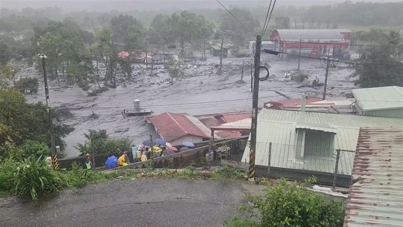 暴雨讓花蓮馬太鞍溪暴漲，大水淹進萬榮鄉明利村。（圖／翻攝畫面）