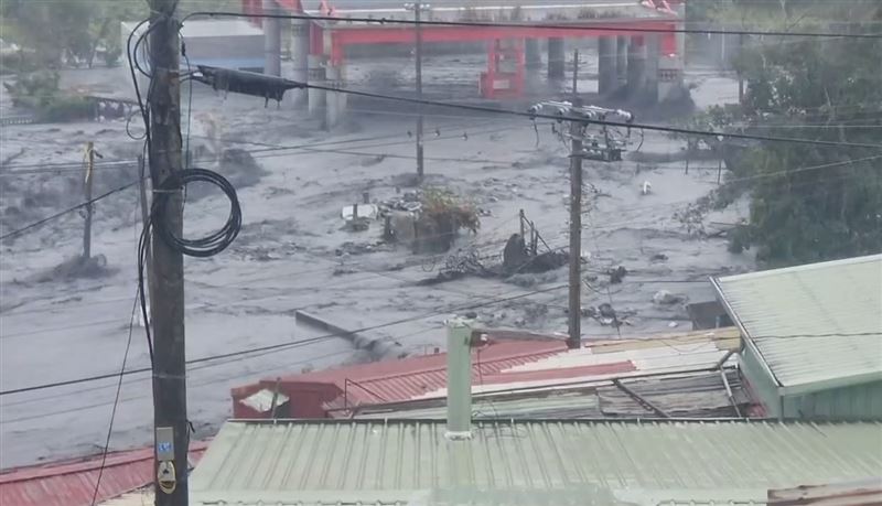暴雨讓花蓮馬太鞍溪暴漲，大水淹進萬榮鄉明利村。（圖／翻攝畫面）