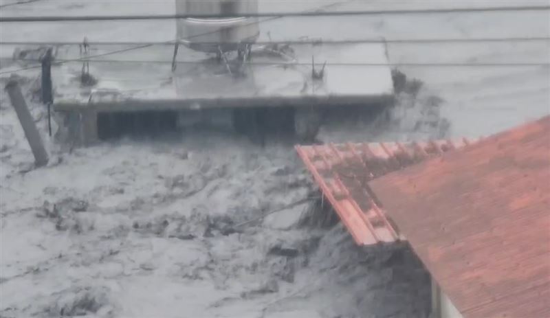 暴雨讓花蓮馬太鞍溪暴漲，大水淹進萬榮鄉明利村。（圖／翻攝畫面）