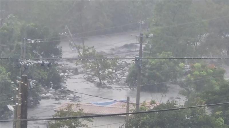 暴雨讓花蓮馬太鞍溪暴漲，大水淹進萬榮鄉明利村。（圖／翻攝畫面）