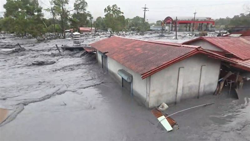 暴雨讓花蓮馬太鞍溪暴漲，大水淹進萬榮鄉明利村。（圖／翻攝畫面）