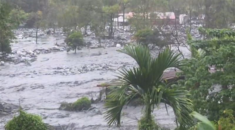 暴雨讓花蓮馬太鞍溪暴漲，大水淹進萬榮鄉明利村。（圖／翻攝畫面）