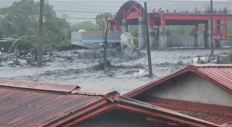 暴雨讓花蓮馬太鞍溪暴漲，大水淹進萬榮鄉明利村。（圖／翻攝畫面）