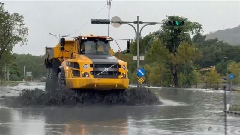 暴雨讓花蓮馬太鞍溪暴漲，下游台9線也被波及。（圖／翻攝畫面）