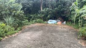 李明宗在平鎮金陵路三段附近的空地將女友勒斃。（圖／翻攝畫面）