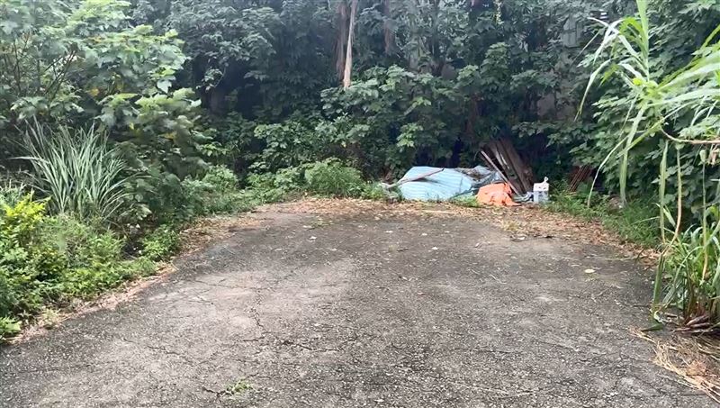李明宗在平鎮金陵路三段附近的空地將女友勒斃。（圖／翻攝畫面）