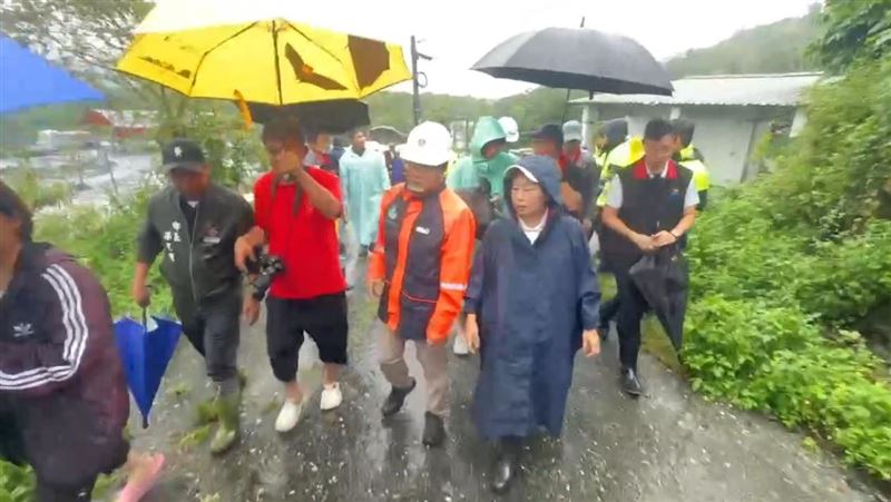 大水淹進萬榮鄉明利村，花蓮縣長徐榛蔚與水利署長到現場勘災。（圖／翻攝畫面）