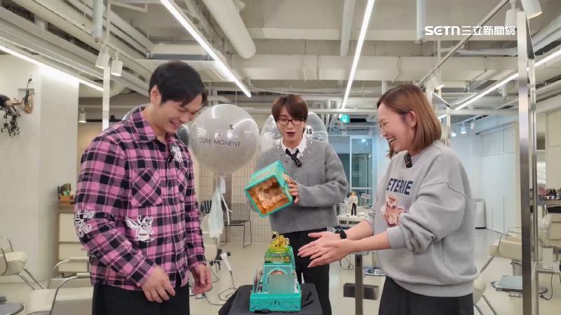 瑪菲司送上的精緻小禮讓利特驚呼連連