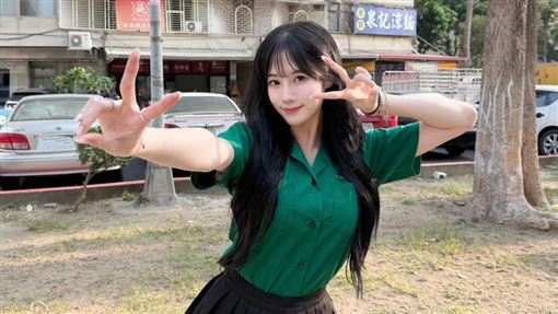 Mingo穿小綠綠制服超顯白　被讚校花等級