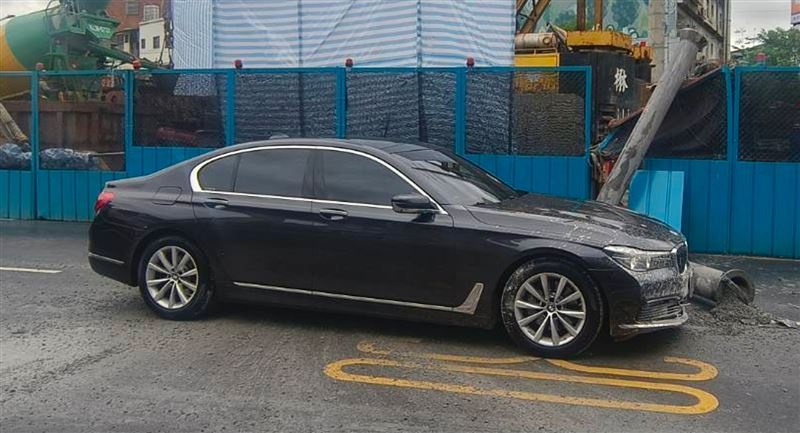 BMW大7遭砸後的情形。（圖／翻攝畫面）