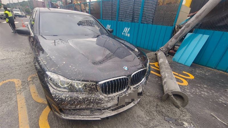 BMW大7遭砸後的情形。（圖／翻攝畫面）