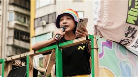 王婉諭則說，她反對普發現金；兩年前發6000，她反對；現在發一萬，她還是反對。「這次我會領一萬塊，然後立刻捐出去」。（圖／翻攝自王婉諭臉書）