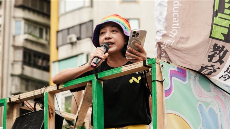 王婉諭則說，她反對普發現金；兩年前發6000，她反對；現在發一萬，她還是反對。「這次我會領一萬塊，然後立刻捐出去」。（圖／翻攝自王婉諭臉書）