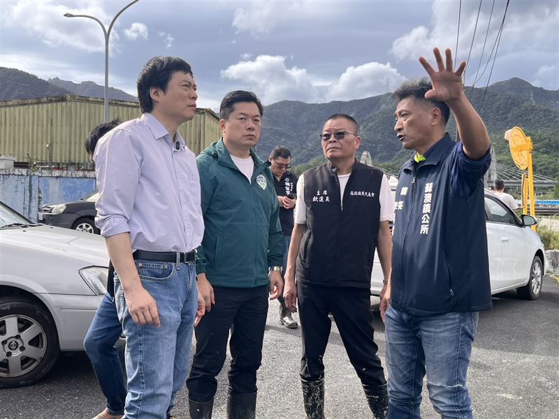 鳳凰颱風在宜蘭造成淹水災情，民進黨立委陳俊宇偕行政院政務顧問林國漳勘災（圖／陳俊宇辦公室提供）