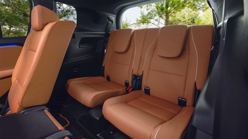 第二排可滑動調整，第三排則提供兩張獨立座椅。（圖／翻攝Mercedes-Benz網站）