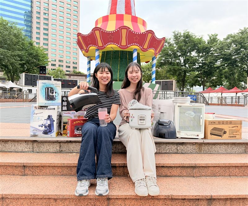 民眾可將外觀完整、功能良好的二手物品交由資源回收車或送至各區清潔隊「好物窗口」。（圖／新北市政府提供）