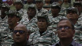 馬杜洛訓練民兵，表示全民將一起抵抗。（圖／美聯社／達志影像）