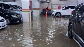 煙波大飯店地下停車場被豪雨淹沒。（圖／翻攝自Threads @rabbitbee99）