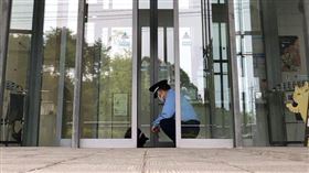 黑貓小建與美術館警衛馬屋原定雄（圖／翻攝自X平台 @bijutsu1）