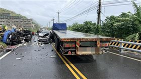 拖板車不明原因偏離車道，車尾撞擊對向一輛小貨車。（圖／翻攝畫面）