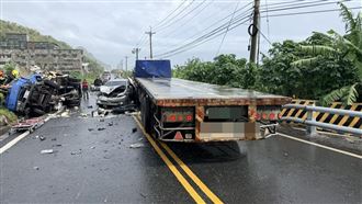 拖板車「甩尾」釀禍　小貨車駕駛夾困慘死
