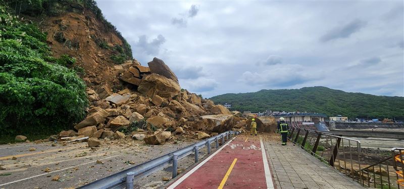 基隆巨石差一秒砸車！麥當勞驚險逃過後全家接手原址。圖為 2024年6月3日 北寧路附近潮境公園入口土石坍塌。（圖／資料照）