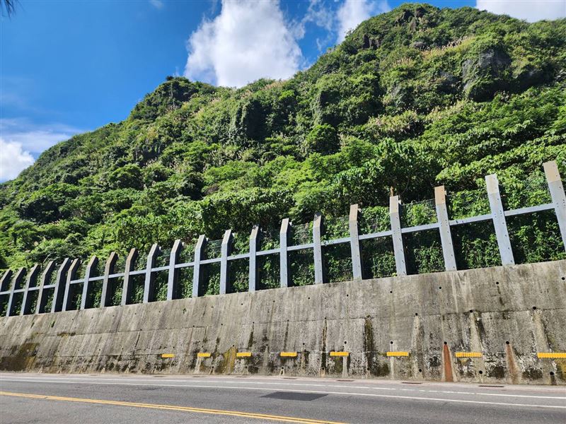 基隆巨石差一秒砸車！麥當勞驚險逃過後全家接手原址。圖為當年坍塌現場，早已恢復正常通行。（圖／記者鍾志鵬攝影）