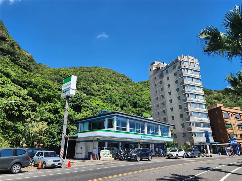 基隆巨石差一秒砸車！麥當勞驚險逃過後全家接手原址。（圖／記者鍾志鵬攝影）