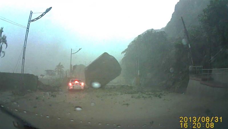 基隆巨石差一秒砸車！麥當勞驚險逃過後全家接手原址。（圖／救人英雄賴鴻瑋提供）
