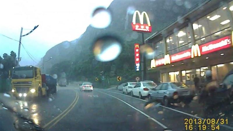 獨家/基隆巨石差一秒砸車!麥當勞速搬家