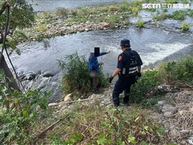 不怕被沖走！颱風天還釣魚　中警驅離12人(圖/翻攝畫面)