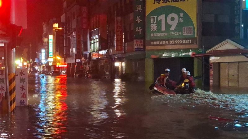 軍方及消防人員派出兩棲戰車、救生艇協助居民脫困。（圖／翻攝自蘇澳鎮公所FB）
