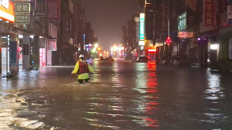 鳳凰颱風挾帶強風豪雨襲台，在宜蘭縣蘇澳造成嚴重淹水災情。（圖／翻攝自蘇澳鎮公所FB）